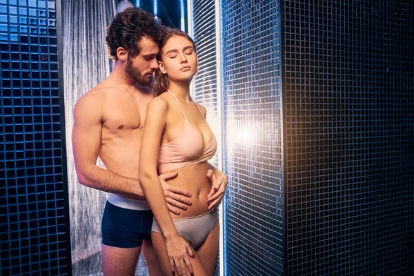 Schöner Mann und schöne kaukasische Frau in der Dusche — Stockfoto