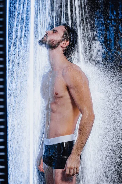 Joven caucásico hombre tomando ducha y disfrutar — Foto de Stock