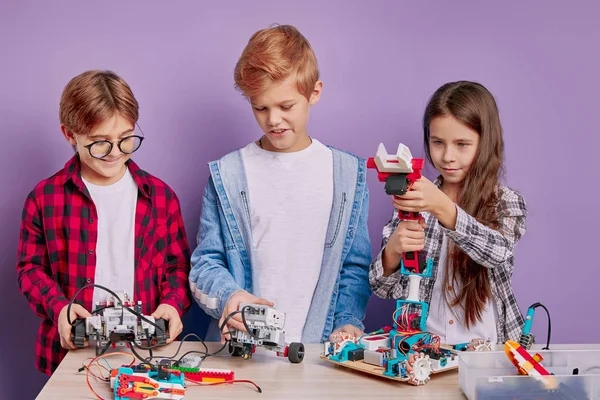 Söta awesome begåvade barn förtjust i robotik och teknik — Stockfoto
