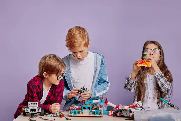 Игривые энергичные дети проводят время в инженерном клубе — стоковое фото