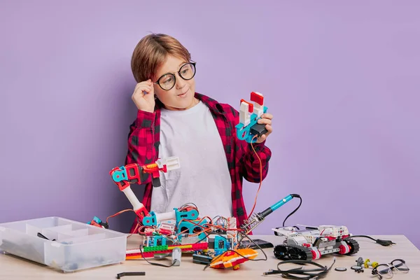 对现代技术感兴趣的高加索男孩，机器人 — 图库照片