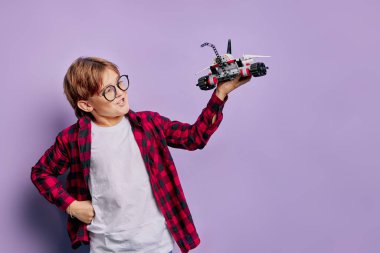 Monte edilmiş robot yapımı beyaz çocuk.
