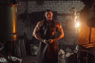 Atölyedeki güçlü demircinin portresi