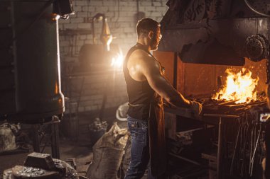 Kafkasyalı genç demirci, Demir işçisi, esnaf, atölyede usta zanaatkar.