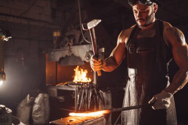 Atölyede çekle çalışan yakışıklı adam.