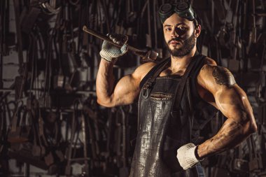 Atölyedeki kendine güvenen demircinin portresi