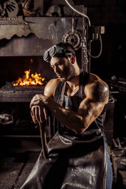 Düşünceli kara smit portresi aşağıya bakıyor.