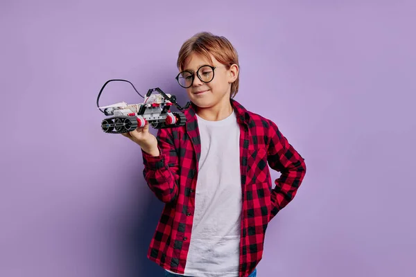 Junge Ingenieurin. Schuljunge, der gerne Roboter zusammenbaut — Stockfoto