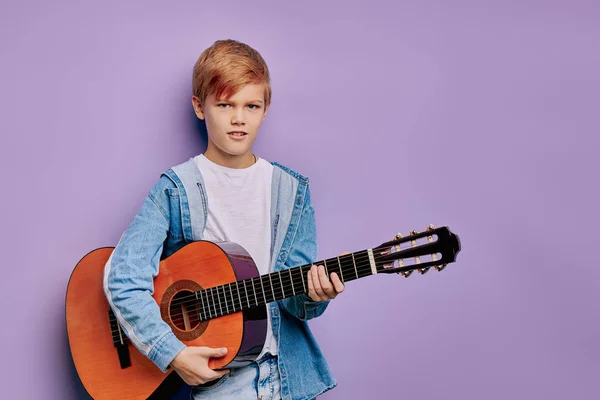 Akustik gitar tutan çocuk izole edilmiş. — Stok fotoğraf