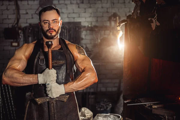 Retrato de herrero fuerte en taller — Foto de Stock