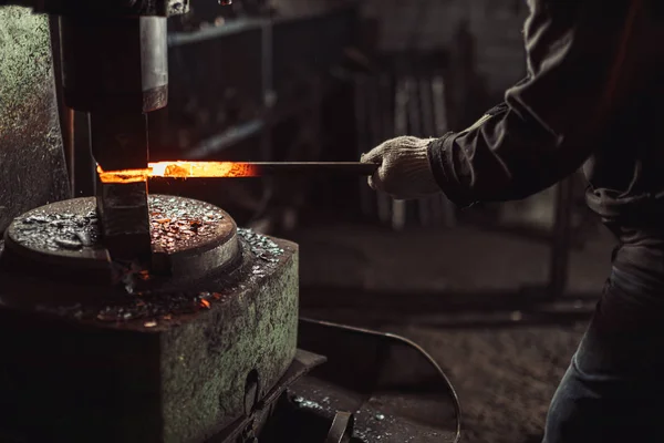 Geschnittene Schmiede presst heißes Metall mit Spezialausrüstung — Stockfoto