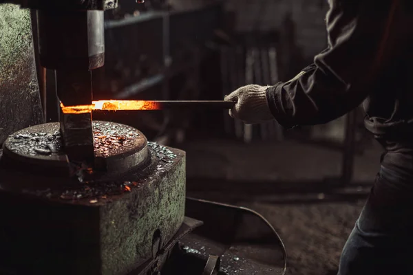 Cortado forjador imprensa metal quente com equipamento especial — Fotografia de Stock