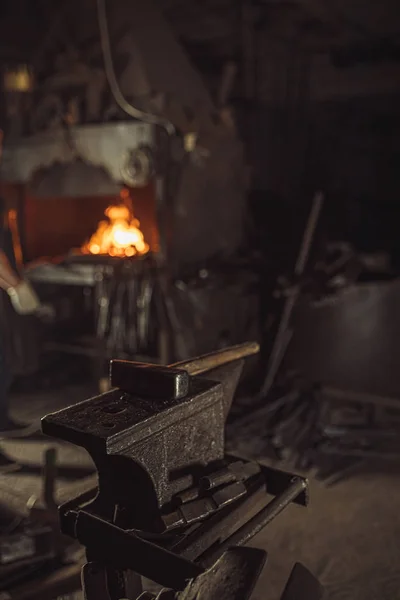 Gros plan du marteau dans l'atelier de forge — Photo