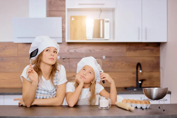 Femme et fille rêveuse pensent à la cuisson — Photo