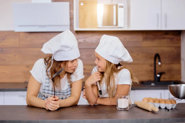 Lavoro di squadra di donna e bambino in cucina — Foto Stock
