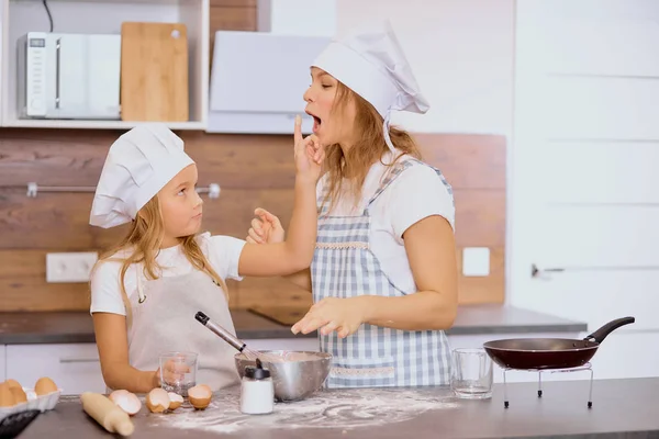 Μητέρα και παιδί δοκιμάζοντας αλεύρι στην κουζίνα — Φωτογραφία Αρχείου