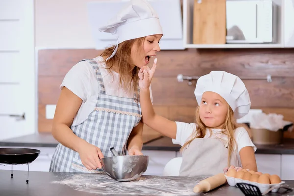 Dziecko dziewczyna dać palec z mąki do matki — Zdjęcie stockowe