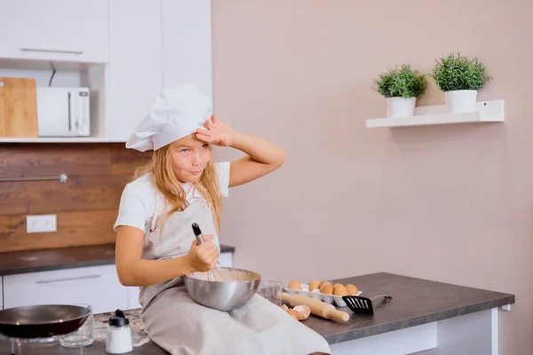 Petite fille fatiguée dans la cuisine — Photo