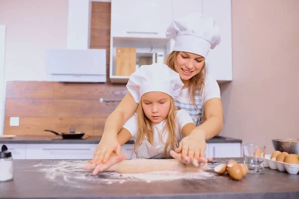 젊은 백인 어머니가 아이에게 빵굽는 법을 가르친다 — 스톡 사진