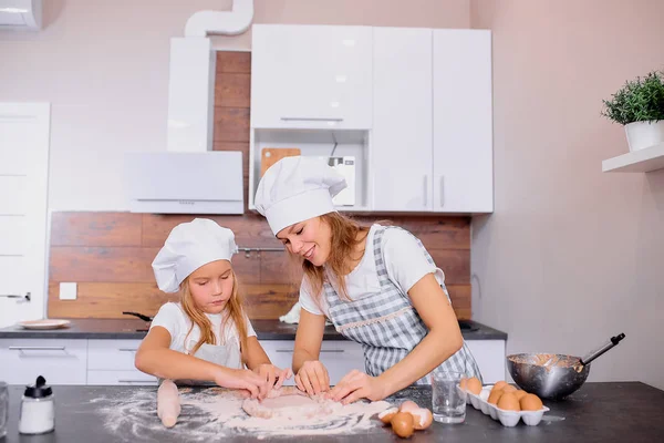 Młody biały matka uczy dziecko dziewczyna dla piec — Zdjęcie stockowe
