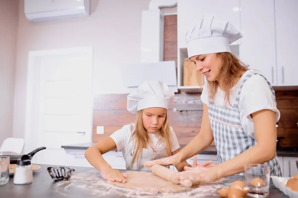 Mor och dotter förbereda, baka tillsammans — Stockfoto