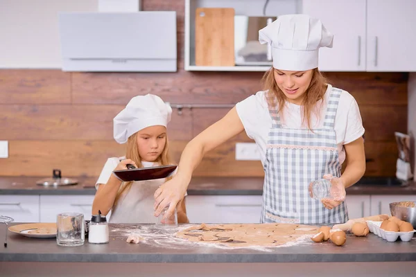 Belle famille dans la cuisine — Photo