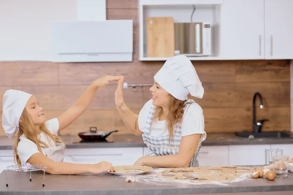 Mère et enfant jouent pendant la cuisson — Photo