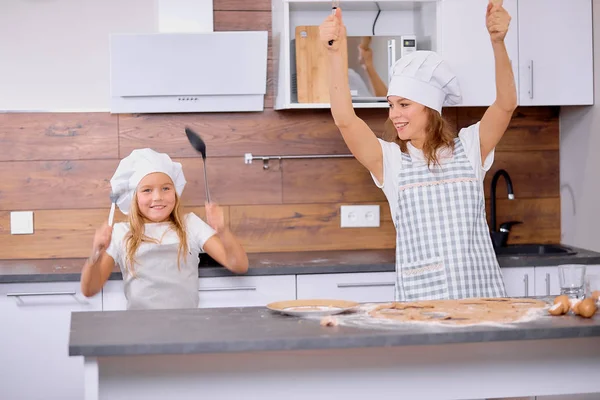 Njuta av bakning matlagning med mamma i köket — Stockfoto
