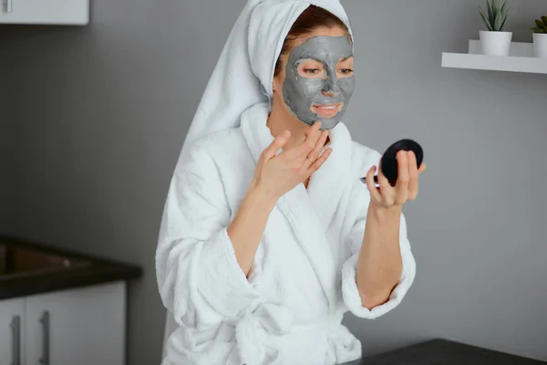 Mujer caucásica guapa con máscara en la cara — Foto de Stock