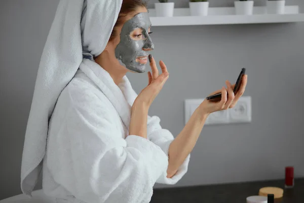 Atraktivní běloška používá masku krásy na obličej — Stock fotografie