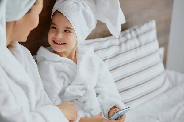 Génial fille enfant en utilisant smartphone après douche — Photo