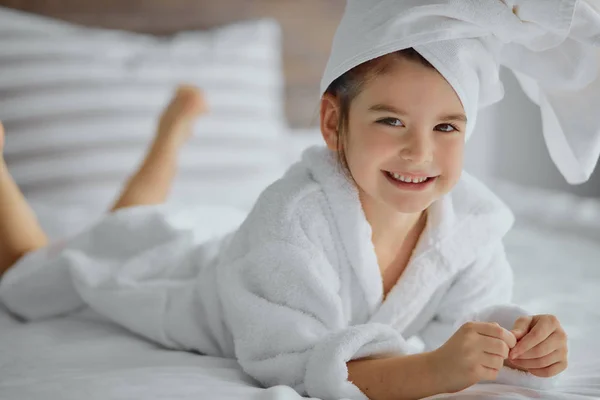 Niña caucásica con toalla blanca en la cabeza después de la ducha o el baño — Foto de Stock