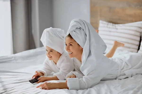 Hermosa caucásica madre e hija felizmente ver tv —  Fotos de Stock