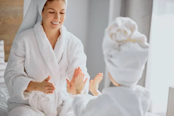 Vrolijk positief vrouw en dochter zitten klappen handen — Stockfoto