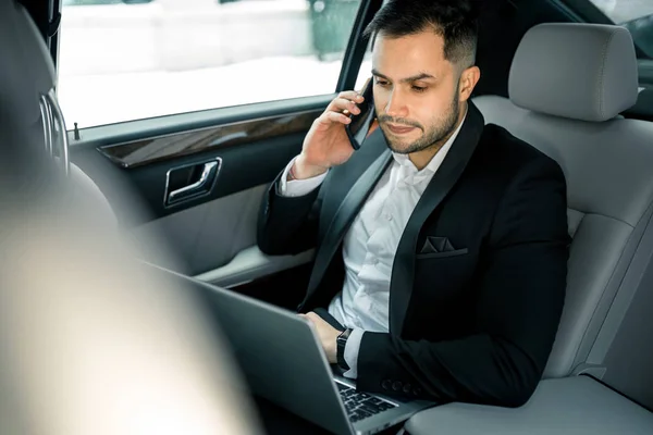 Busy male talking on phone in automobile — Stock Photo, Image