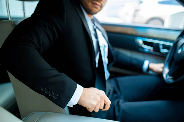 Giovane uomo ritagliato fissaggio cintura di sicurezza in autombile — Foto Stock
