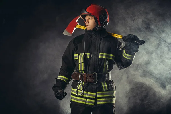 화재로부터 사람들을 구할 준비가 되어 있습니다. 격리 된 소방관 — 스톡 사진