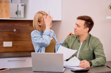 Evli çift evde birlikte oturur.