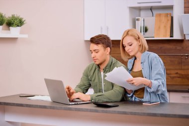 Genç çiftlerin bütçe planlaması, serbest çalışma, evde denetim