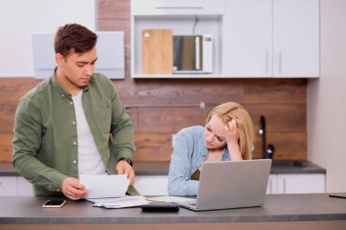 Ailenin mali sorunlarını çözen düşünceli bir çift.