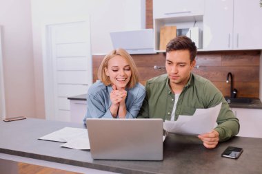 Evli genç çift evde birlikte çalışmaktan zevk alıyor.