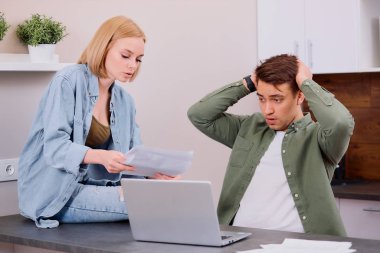 Hüzünlü üzgün çift evde tartışır.