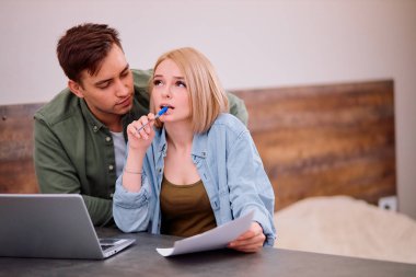 Finansal sorunlarla meşgul bir kadın ve kocası var.