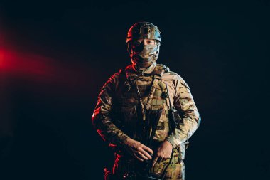 Kameraya bakan askerin portresi.