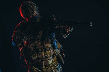 Uv uzayında ateş eden cesur asker