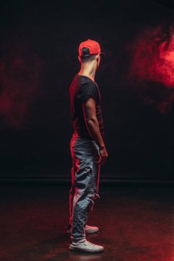 Yan görünüş şapkalı dansçı için.