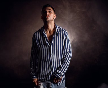 İzole edilmiş yakışıklı genç dansçı portresi.