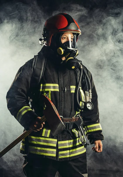 Bombeiro de meia-idade ir para salvar e proteger as pessoas do fogo — Fotografia de Stock