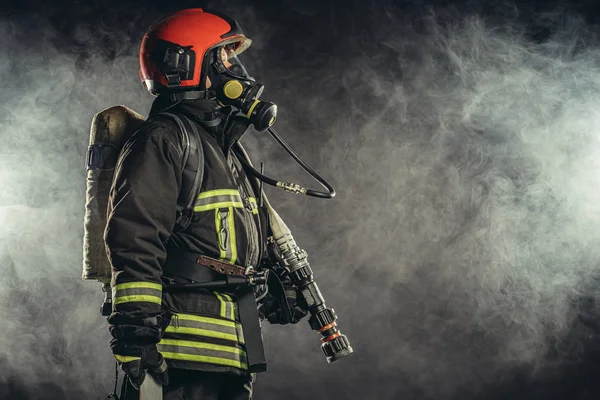 Retrato de bombeiro no capacete — Fotografia de Stock