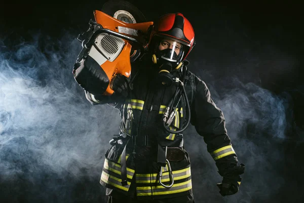 화재로부터 사람들을 구해 주는 영웅 — 스톡 사진